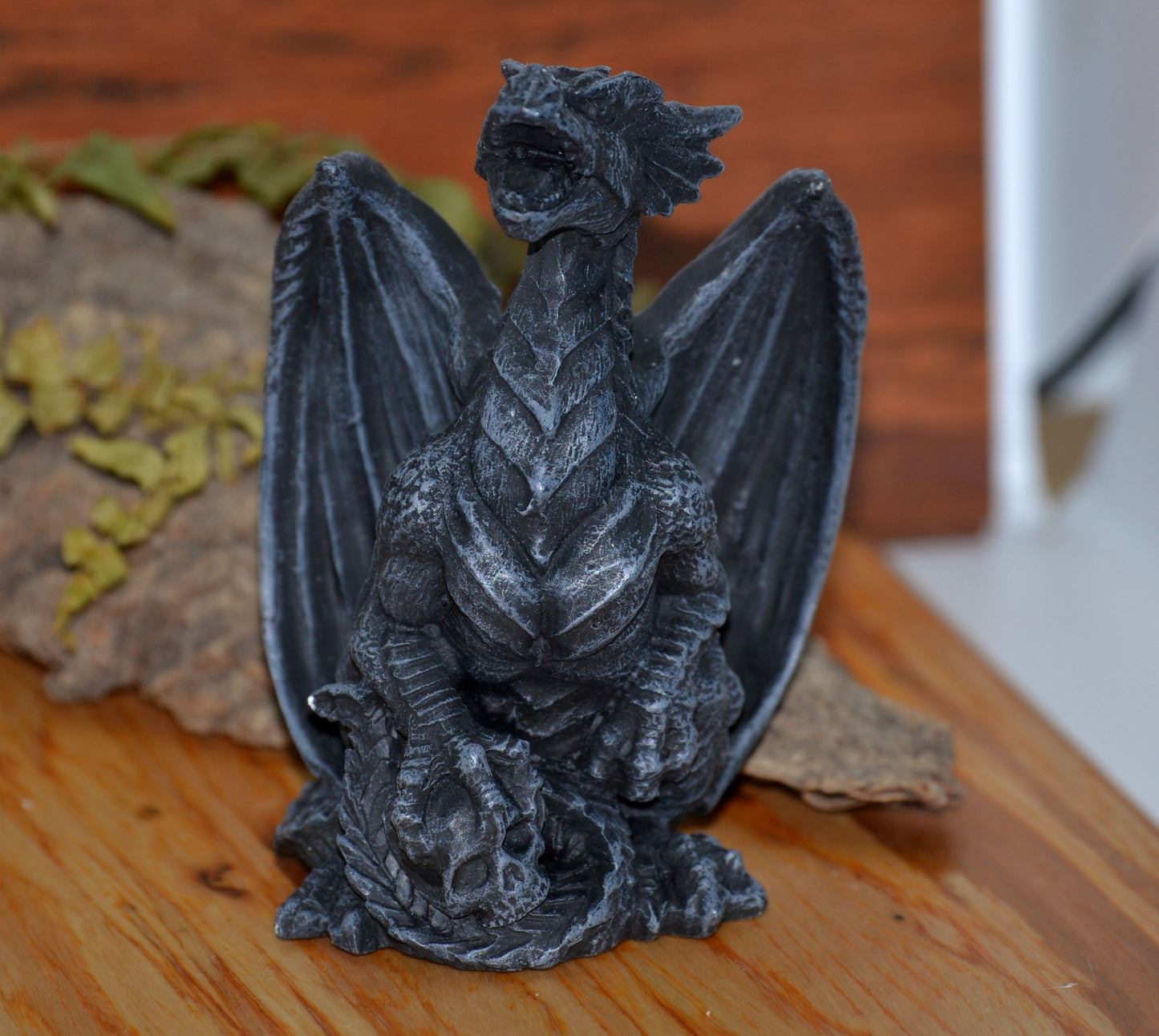 Dragon, with skull 4"