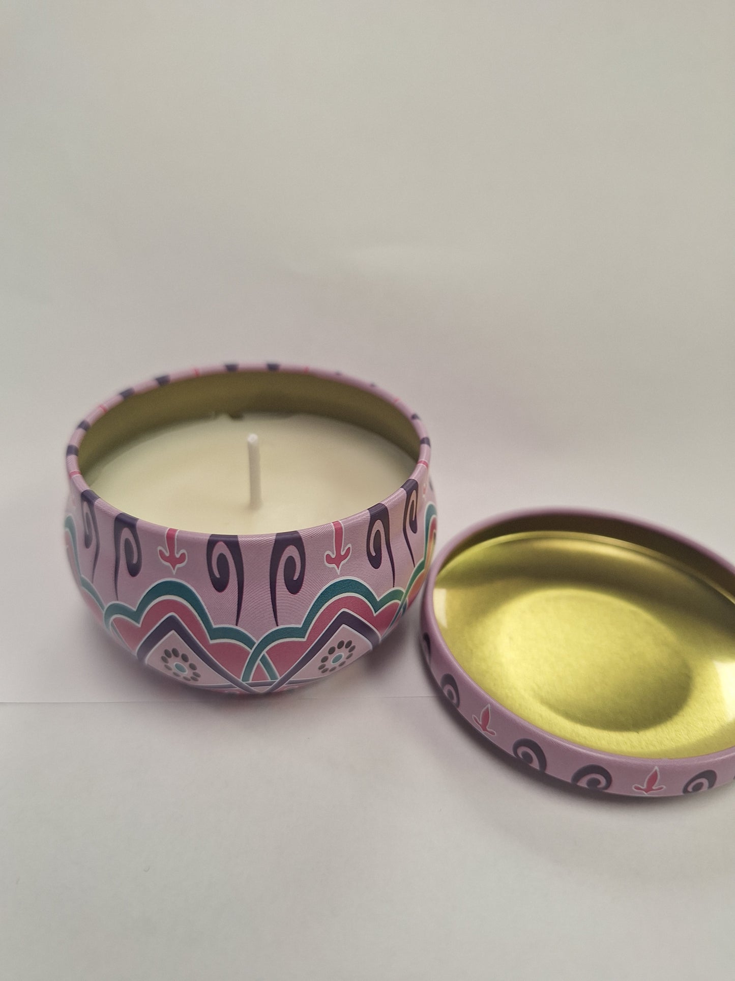 Scented candle in tin