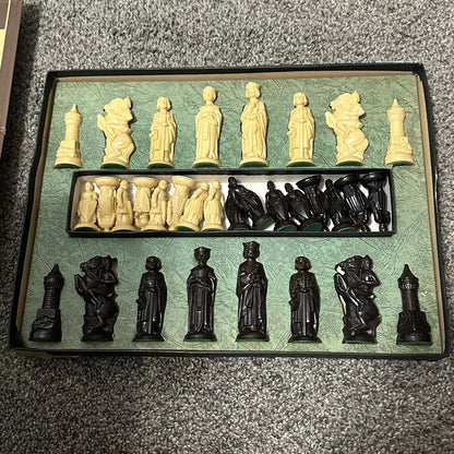 VINTAGE LOWE RENAISSANCE CHESSMEN WITH BOARD CHESS SET GAME #832