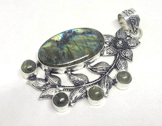 Pendant, Sterling Silver with Labradorite in Leaf and Flower Setting