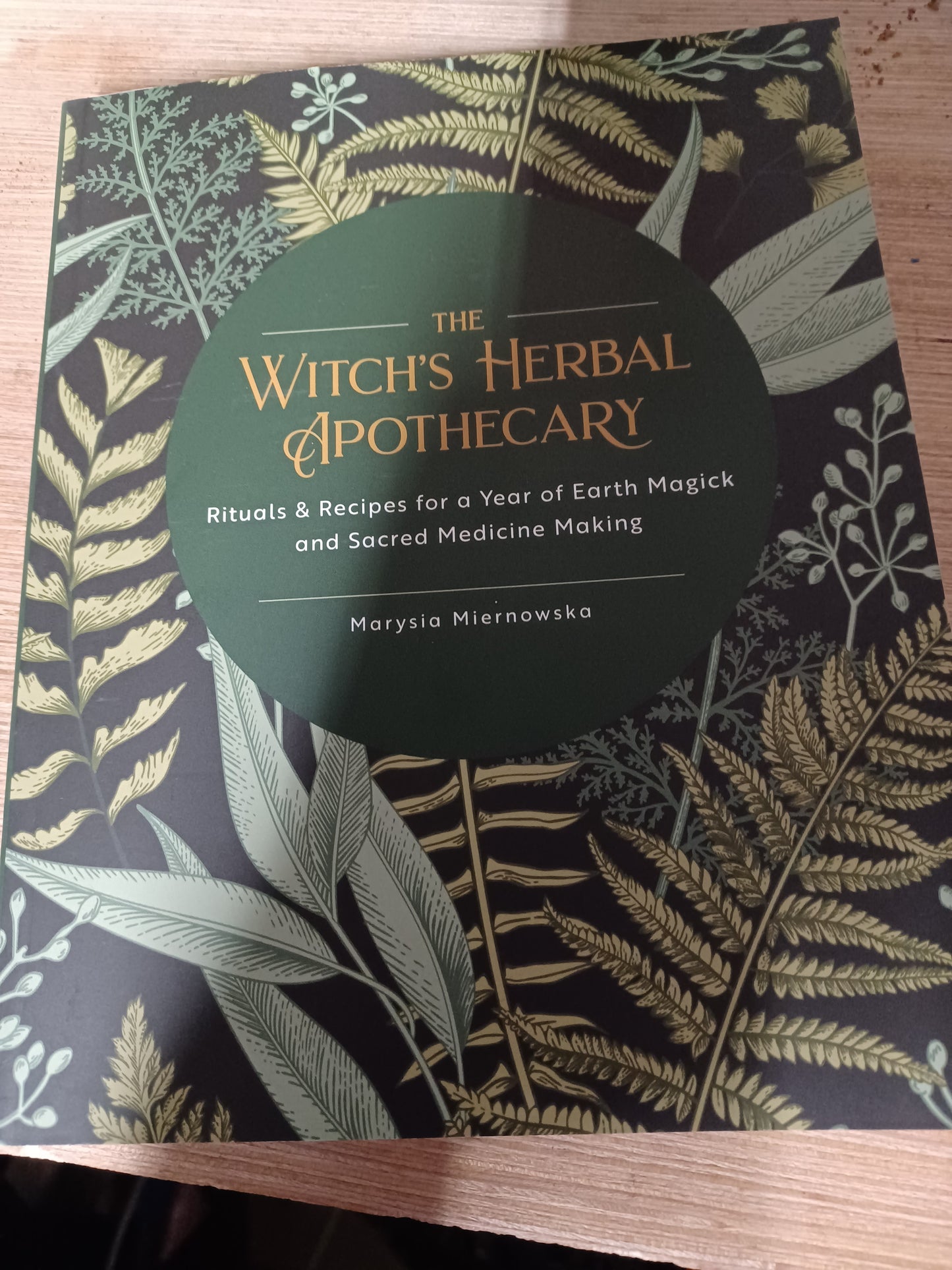 The Witch's Herbal Apothecary: Rituals & Recipes for a Year of Earth Magick and Sacred Medicine Making